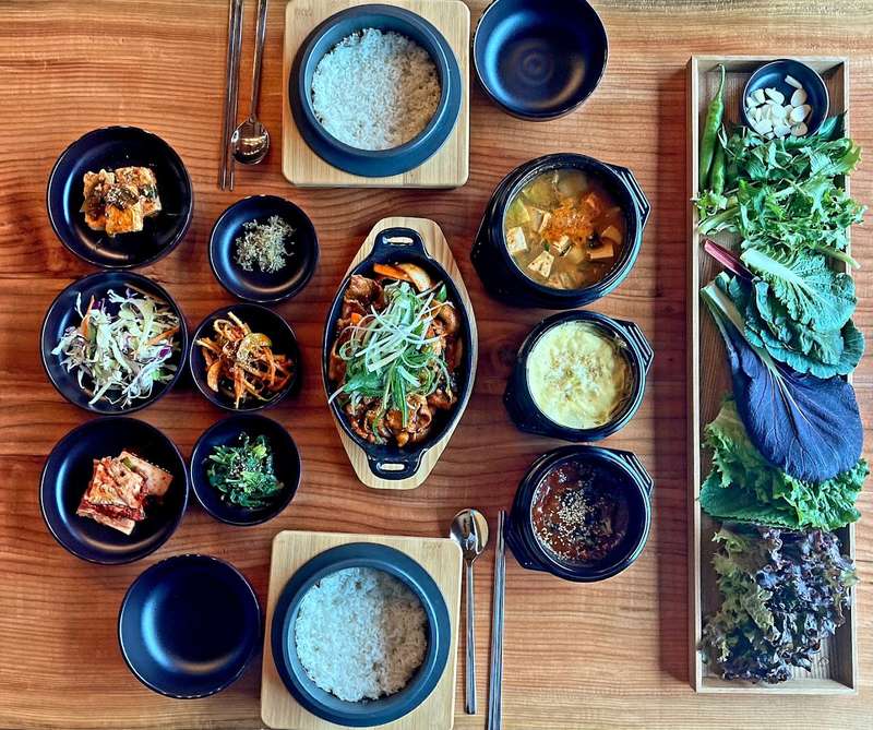 고기볶음과 찌개, 밑반찬, 밥, 쌈 채소를 한 상에 차린 2인 쌈밥 상