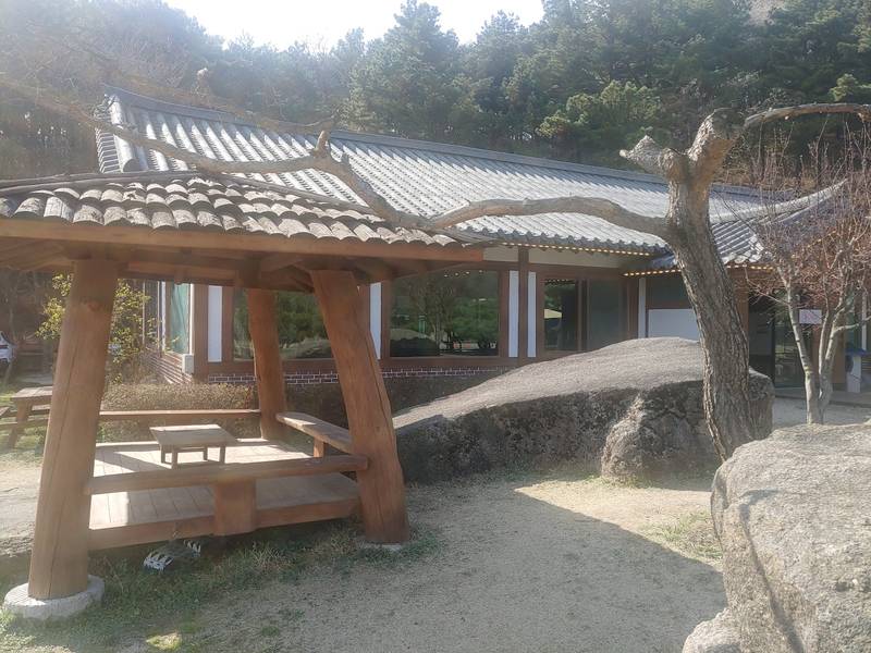 가게 옆 정자와 마당의 바위