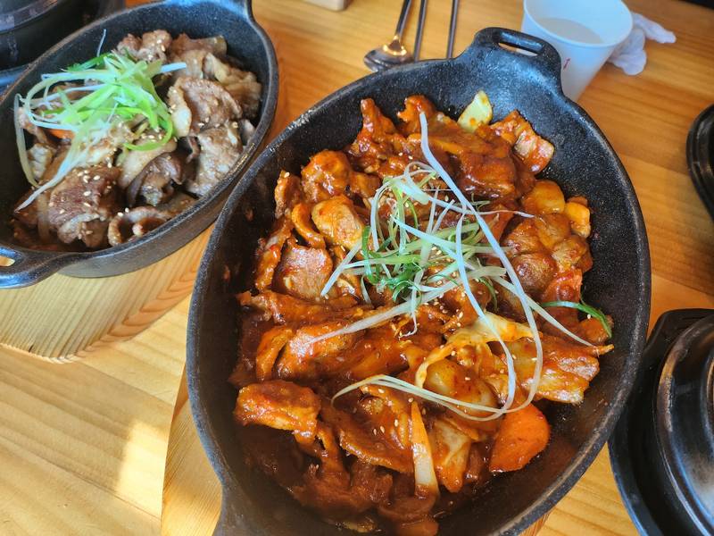 무쇠 그릇에 담은 매운 제육볶음과 간장 불고기
